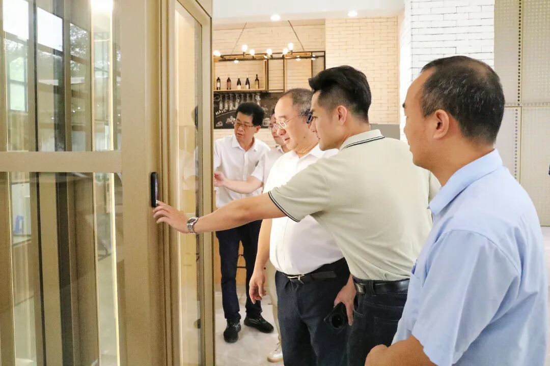 图：与会人员走进辛格林电梯的电梯体验馆