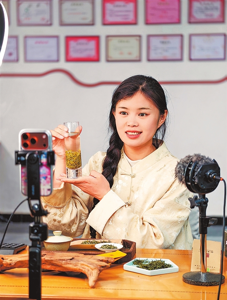 4月1日，信阳市浉河区土门村，“95后”新茶农肖珺景在网络平台直播推广茶文化。