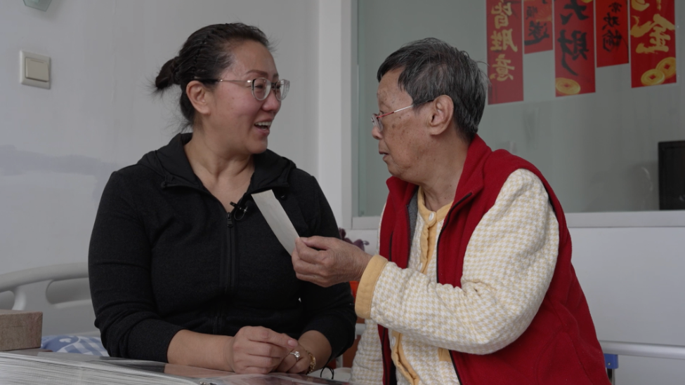 “你忘了啥也别忘了我”，54岁养女放弃年入百万的生意，照顾重度阿尔茨海默症养母