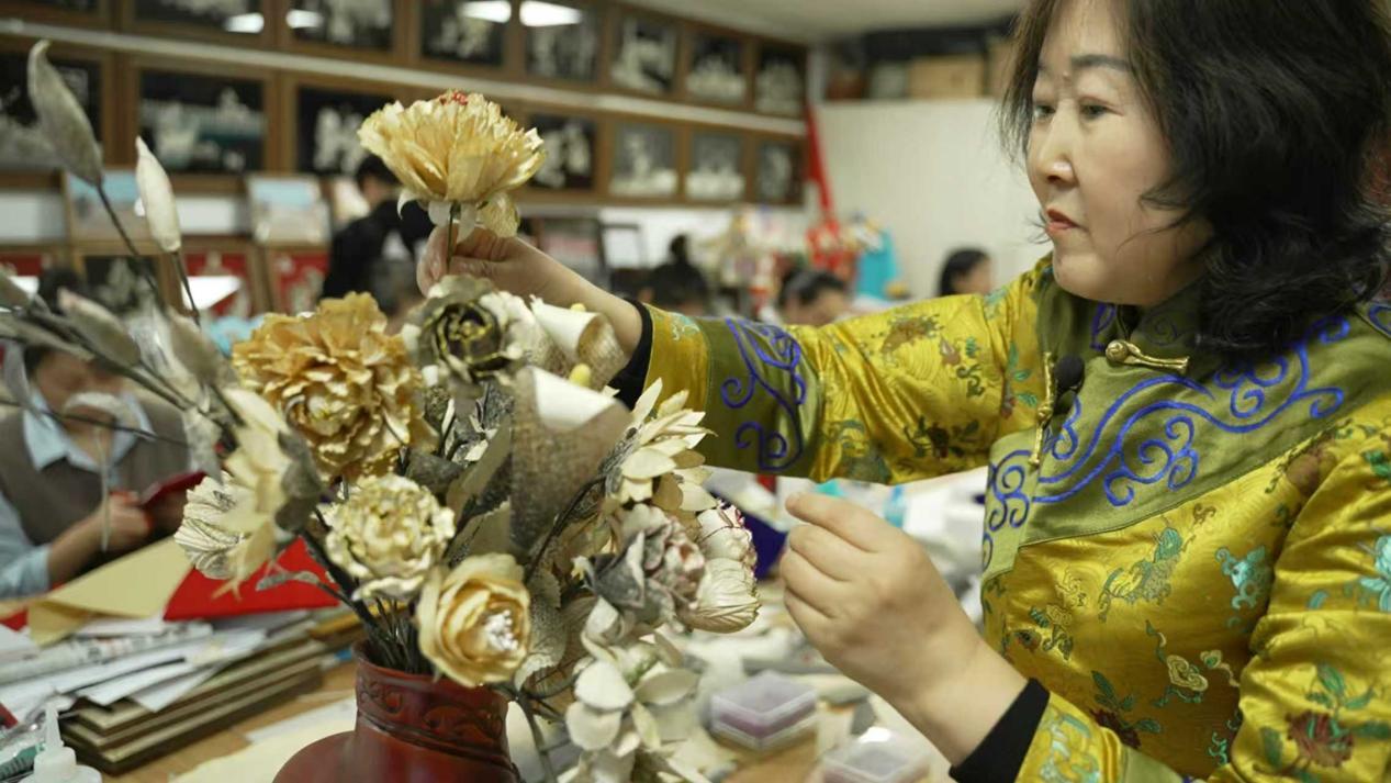 赫哲族鱼皮制作技艺省级代表性传承人 王桂荣