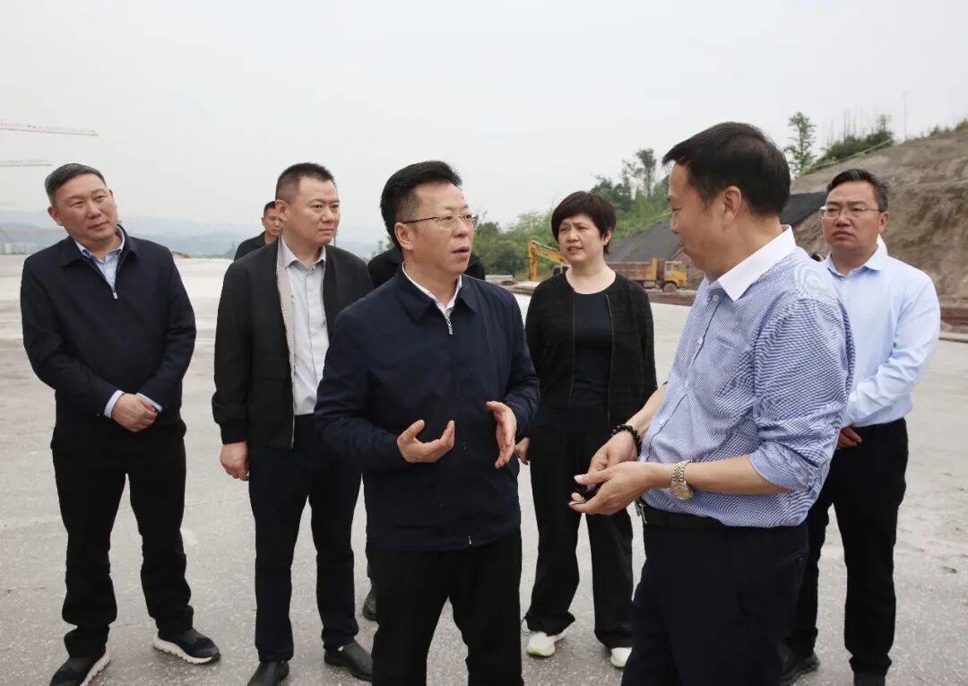 陶世祥到重庆公路物流基地新发地东盟国际食品产业园项目现场察看项目建设进度。