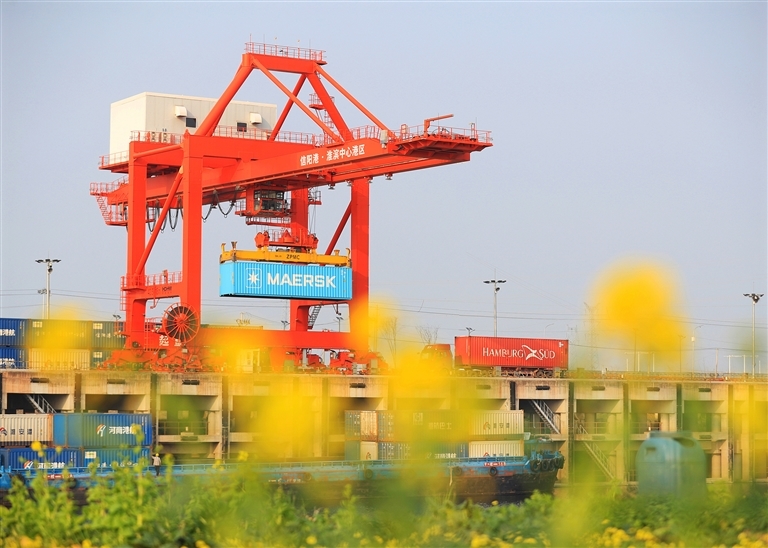 信阳港&middot;淮滨中心港码头。邱彦文 摄