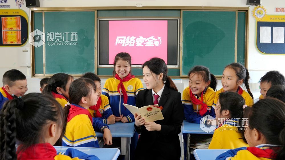 2026年4月10日，江西省宜春市上高县法院干警给锦阳小学的学生讲解《中华人民共和国网络安全法》知识。