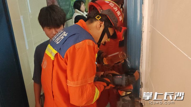 消防员正在救助被困学生。 长沙晚报通讯员 王磊 摄