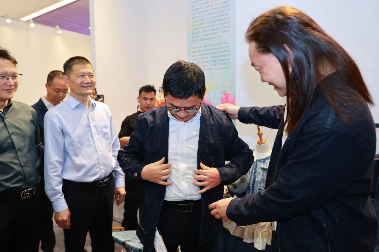 图为：市委常委、顺德区委书记陈新文试穿均安牛仔外套。