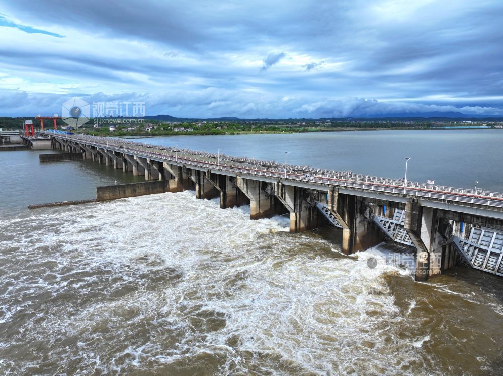 2026年4月3日,江西泰和航电枢纽大坝正在泄洪腾库,保障汛期安全。