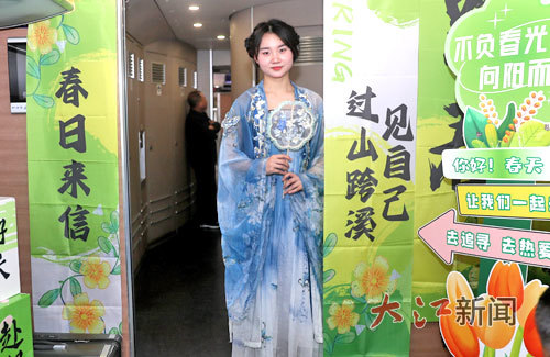 高铁车厢里穿着国风服装的小姐姐。