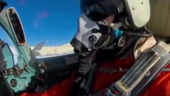 俄罗斯飞行员驾驶苏-35S战机扬起机翼，对挪威巡逻机发出警告，并从对方机身下飞过