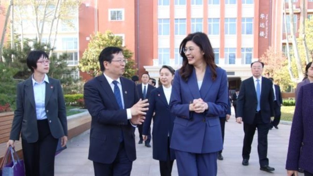 郑丽文参访清华大学附属中学