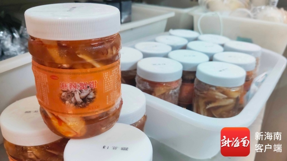 过期的麻辣蟹钳产品。记者 蒙健 摄