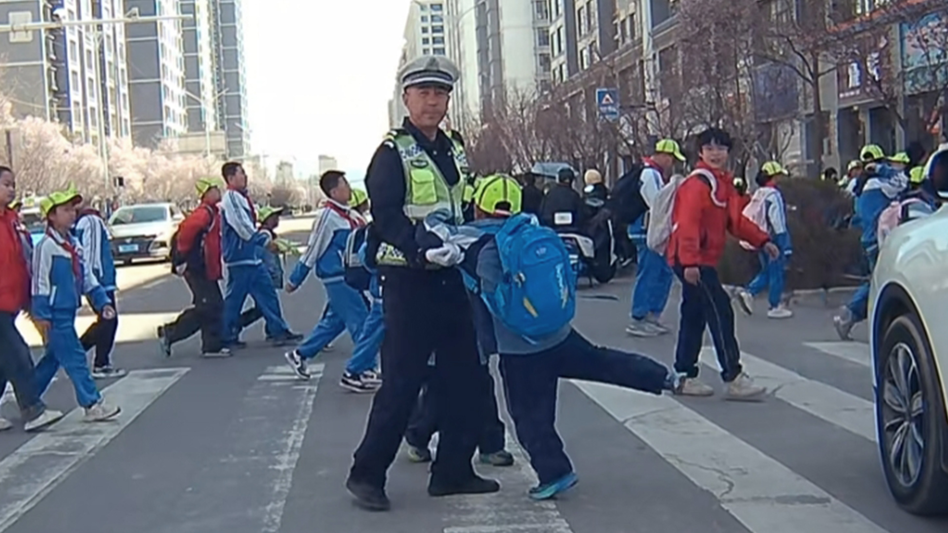 最治愈的双向奔赴！甘肃天水小学生过斑马线时，飞奔向执勤交警求抱抱