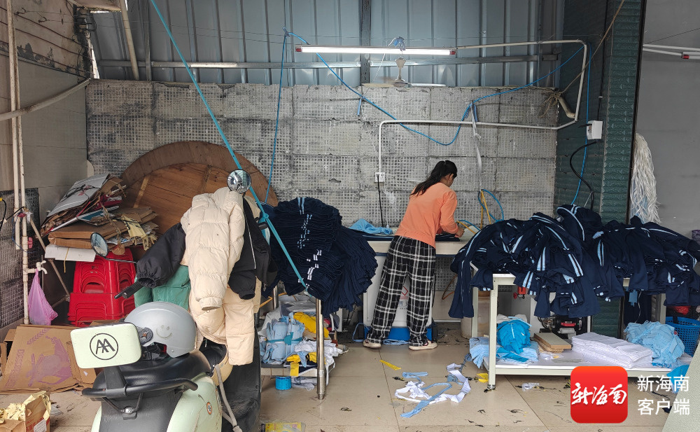 海口一处校服加工作坊。记者姜飞摄
