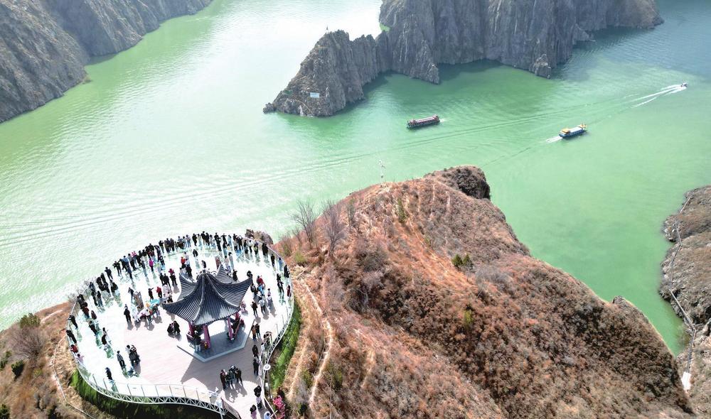近日，在永靖县刘家峡水库黄洮交汇景区，独特的风光吸引了八方宾客前来赏景游玩。新甘肃&middot;甘肃经济日报通讯员　史有东　摄