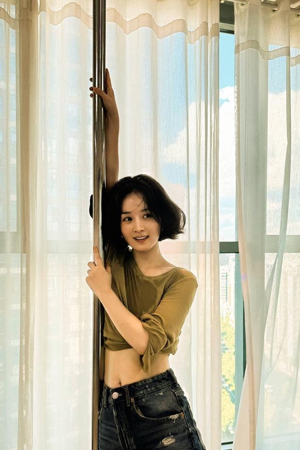 赵丽颖散发撩人魅力。