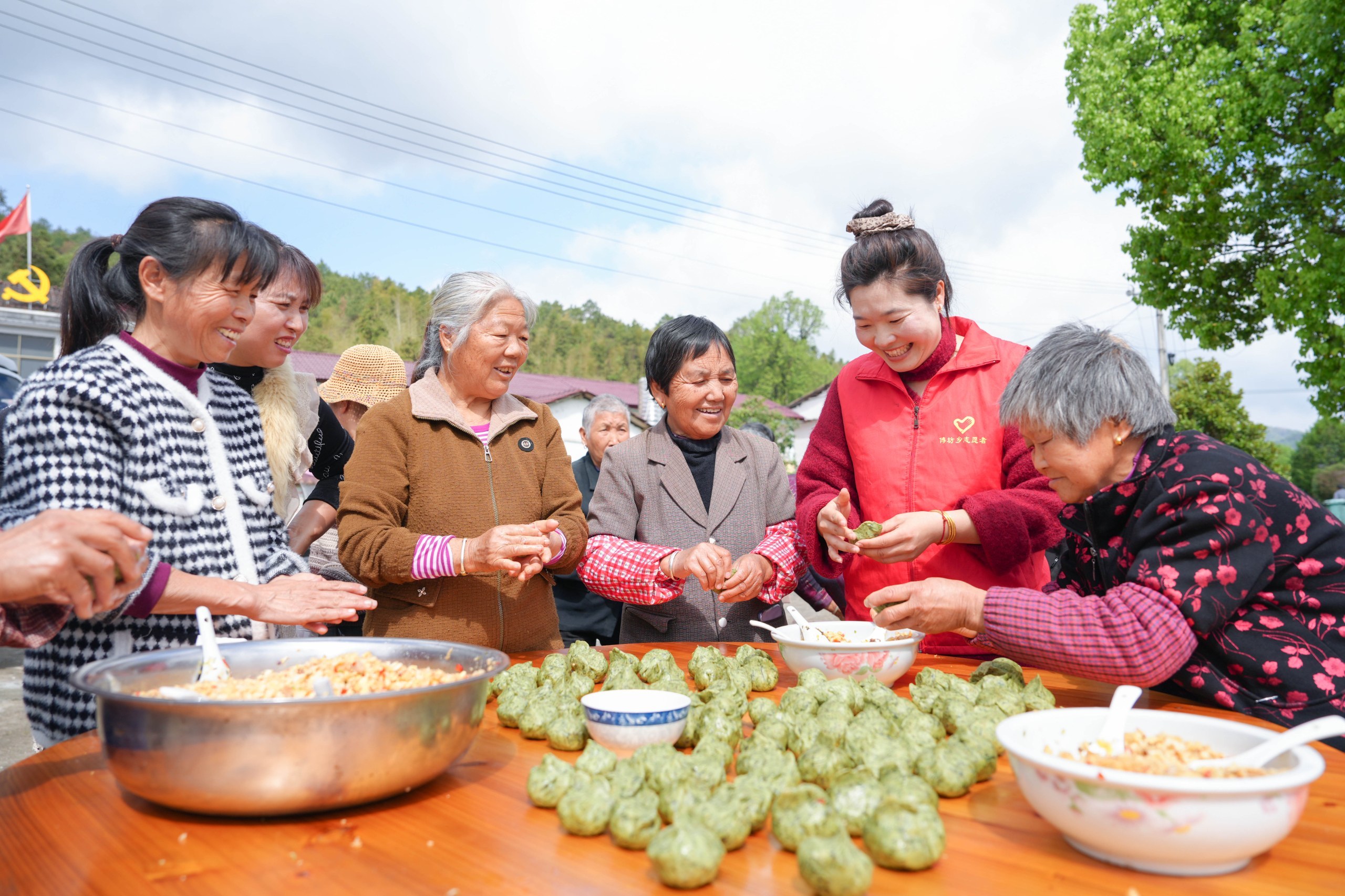 抚州南丰：手作清明粿 浓浓邻里情（图）