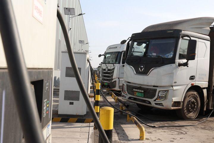 ↑多辆重卡在唐山市曹妃甸工业区的一家充电站内充电。