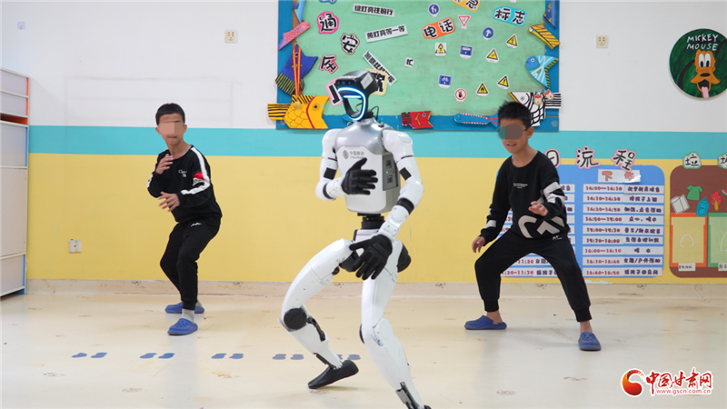 图为孩子们模仿机器人进行武术表演