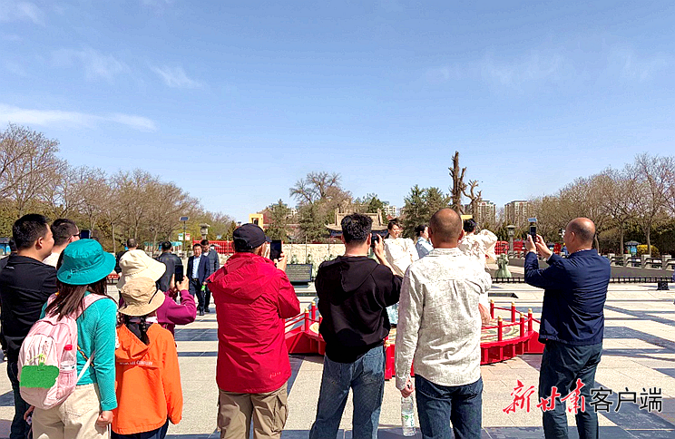 游客观赏汉服表演　图片由武威市文体广电旅游局提供