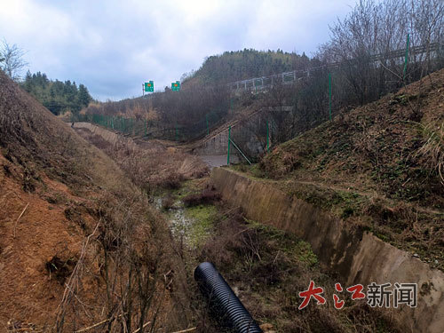 高速公路旁断流的水渠