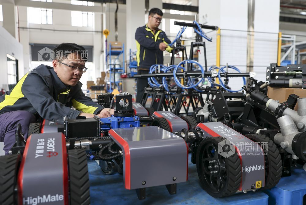 工人们正忙着组装、调试工业智能机器人（魏东升 摄）