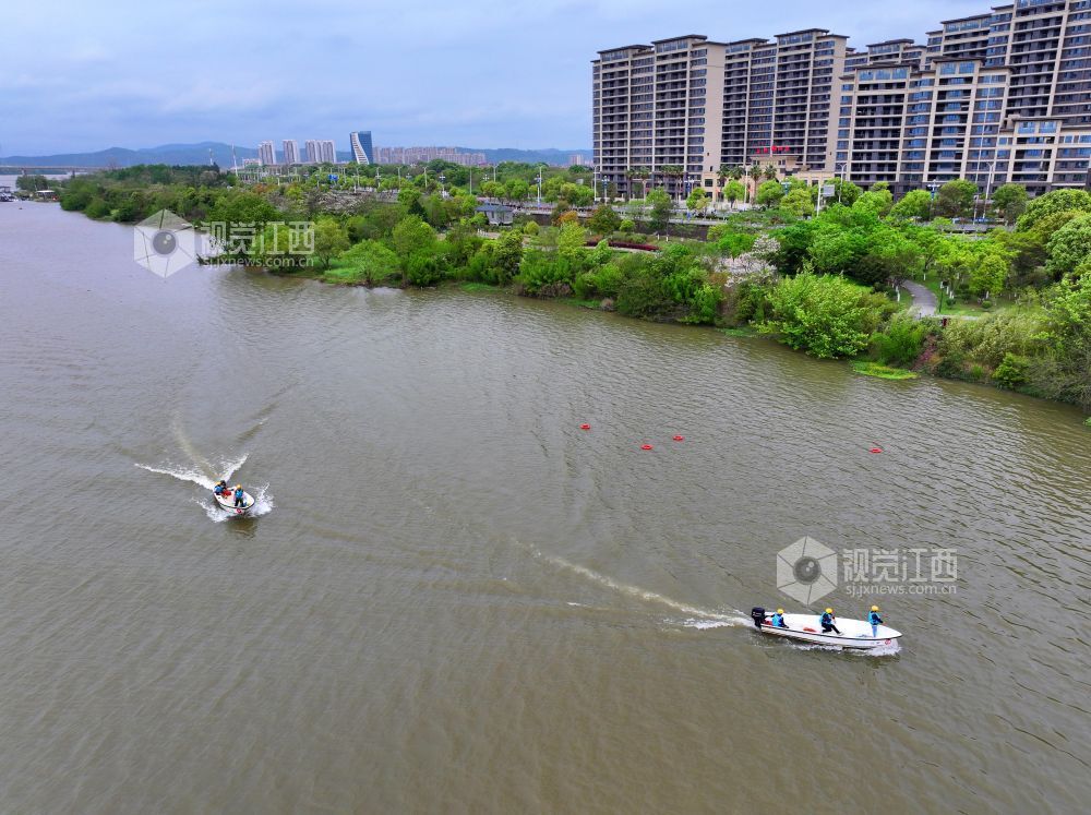 2026年4月8日，江西赣江泰和段，水上保洁员正在巡江护水。