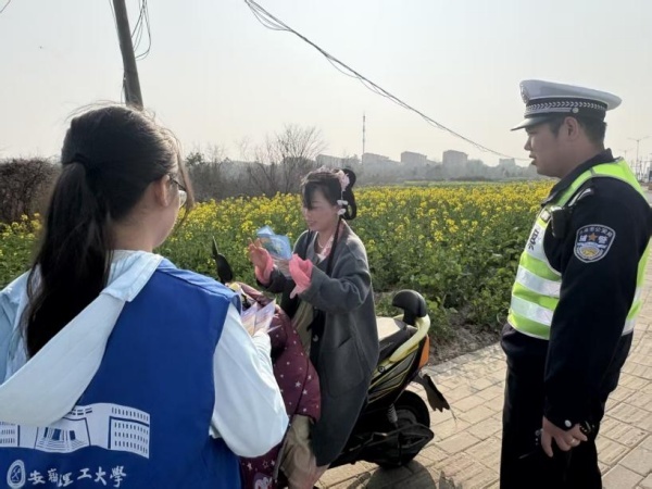 志愿者联合淮南交警大队开展城市安全教育