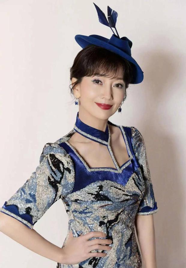 搜狐娱乐讯 近日，赵雅芝一组蓝白亮片礼服大片曝光，头戴羽毛礼帽，妆容精致，气质雍容华贵。