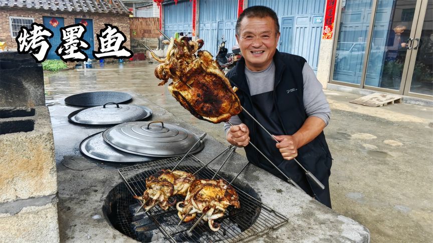 24斤重大墨鱼，炭火烤至金黄，切开的瞬间看饿了