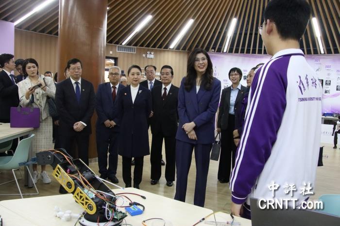 见证郑丽文到访，大陆学生：想看看台湾中学