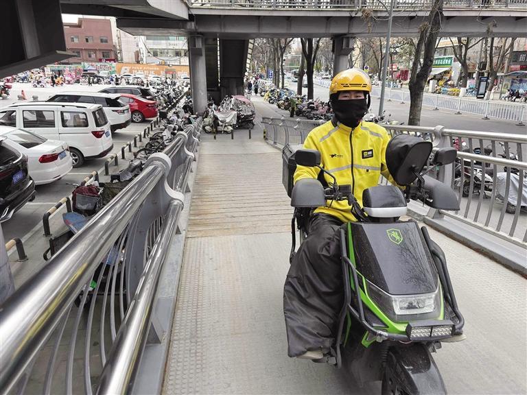 外卖小哥上人行天桥