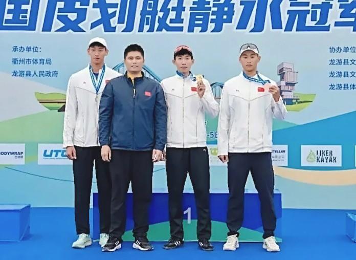 杨舟宇轩（右二）代表陕西队出战并夺得金牌。