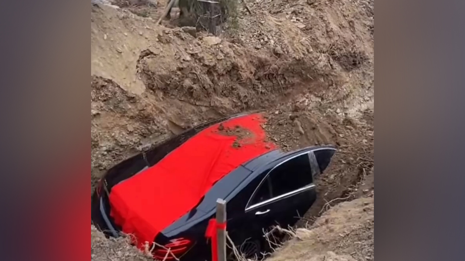 官方通报填埋奔驰车祭祀：当事人因封建迷信违法违规填埋车辆，正严肃依法依规处理