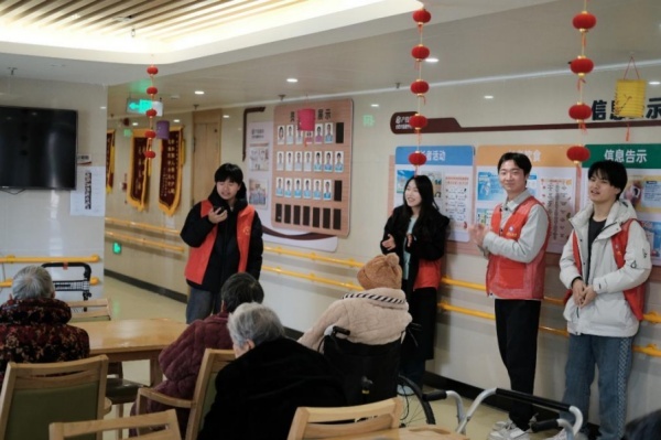 志愿者走进合肥市智慧养老中心开展文艺表演