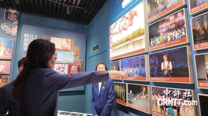 郑丽文看到罗大佑,特别高兴地指着墻上照片说,“这是我的好朋友”。