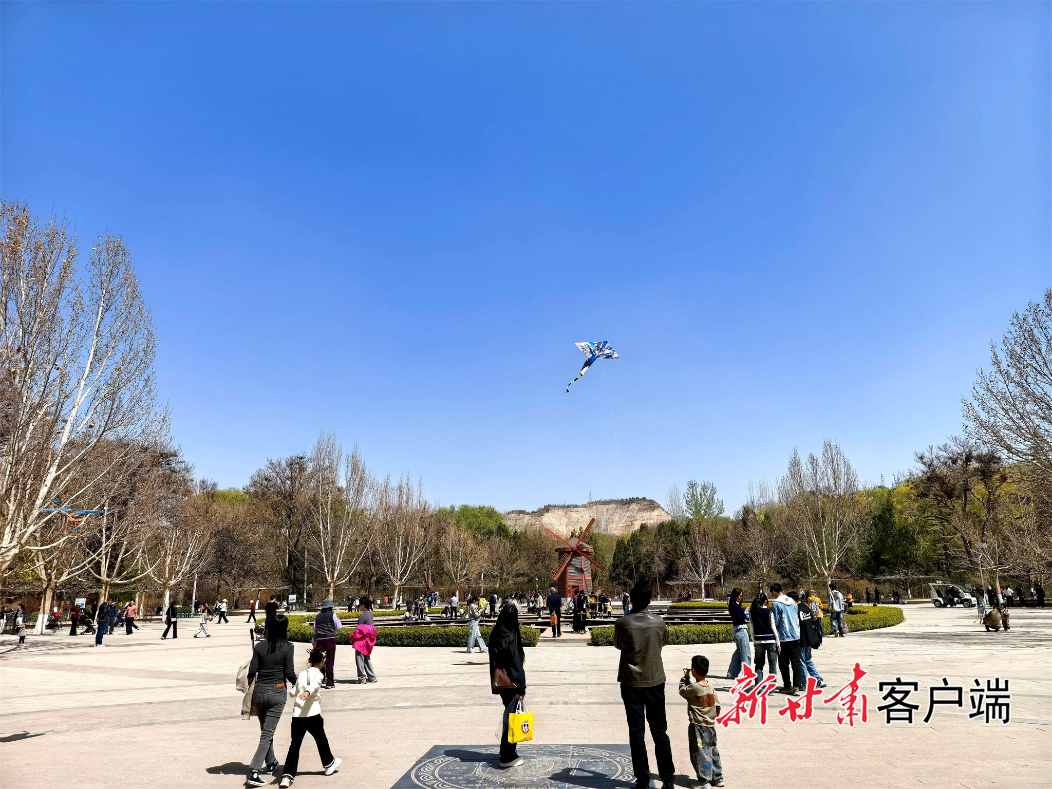 一位家长陪孩子放风筝