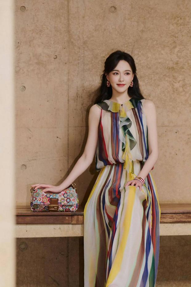 唐嫣穿撞色纱裙明艳动人。