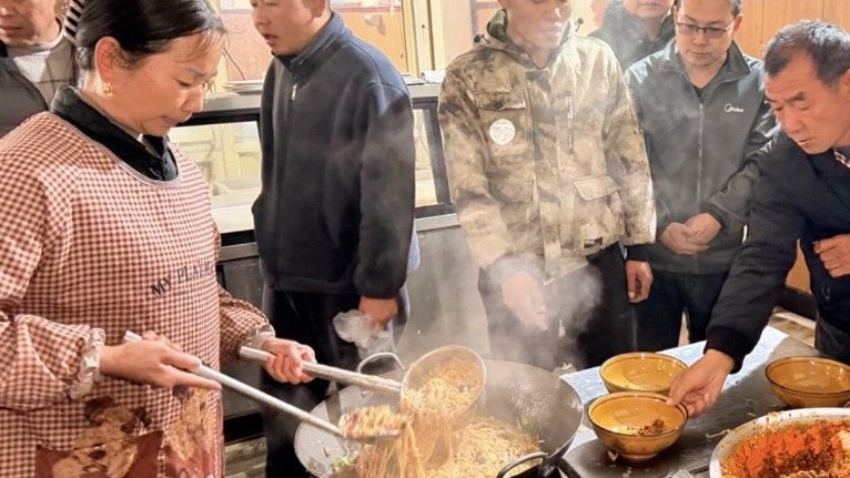 河南平顶山，郏县大哥村里卖炝锅面，一天能宰三只羊，营业就排队