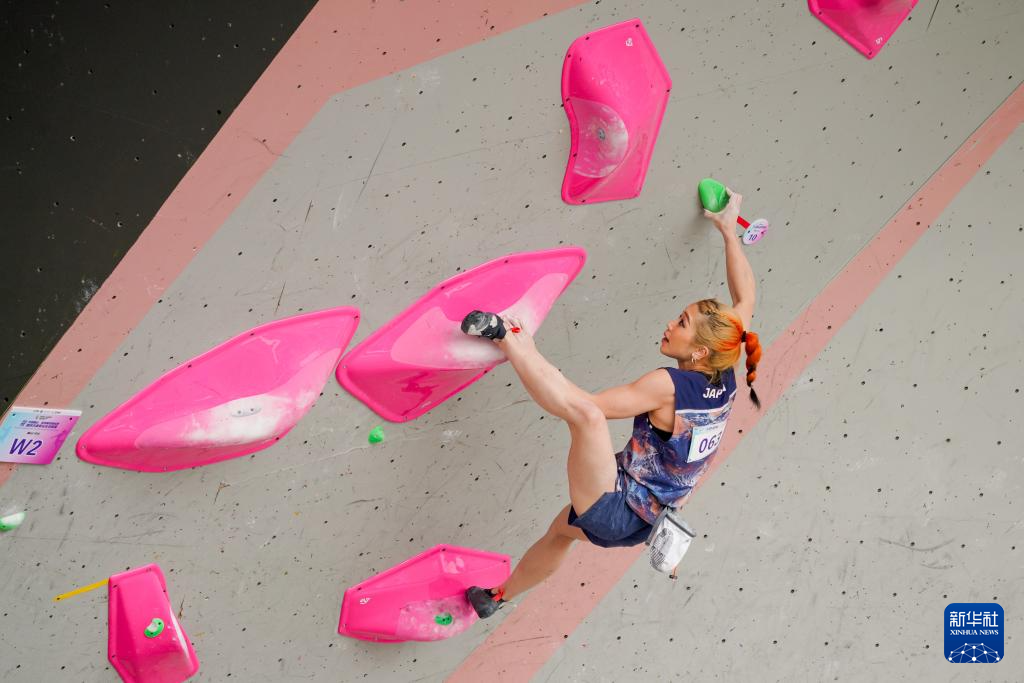 4月8日,日本选手野中生萌在女子攀石预赛中。