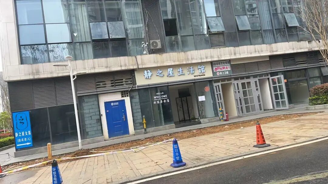 吉安君悦汇小区一商家擅自铲除公共绿化带 被要求限期整改