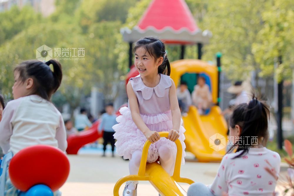 2026年4月9日,在江西省吉安市峡江县城西幼儿园,小朋友们在玩跷跷板。
