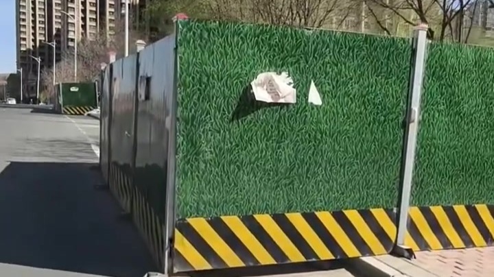 兰州青石路围挡占道　路面塌陷破损存安全隐患