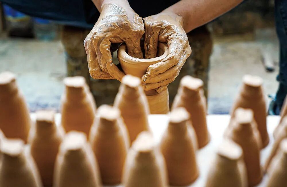 在位于江西省景德镇市善窑厂的车间里,陶瓷匠人正在进行拉坯。新华社记者万象摄