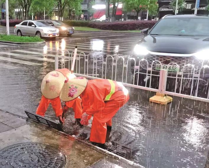 环卫工人清理排水沟 通讯员供图