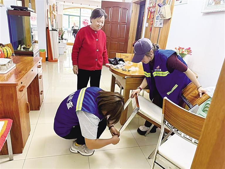 洪艳芳（右一）和同事入户走访