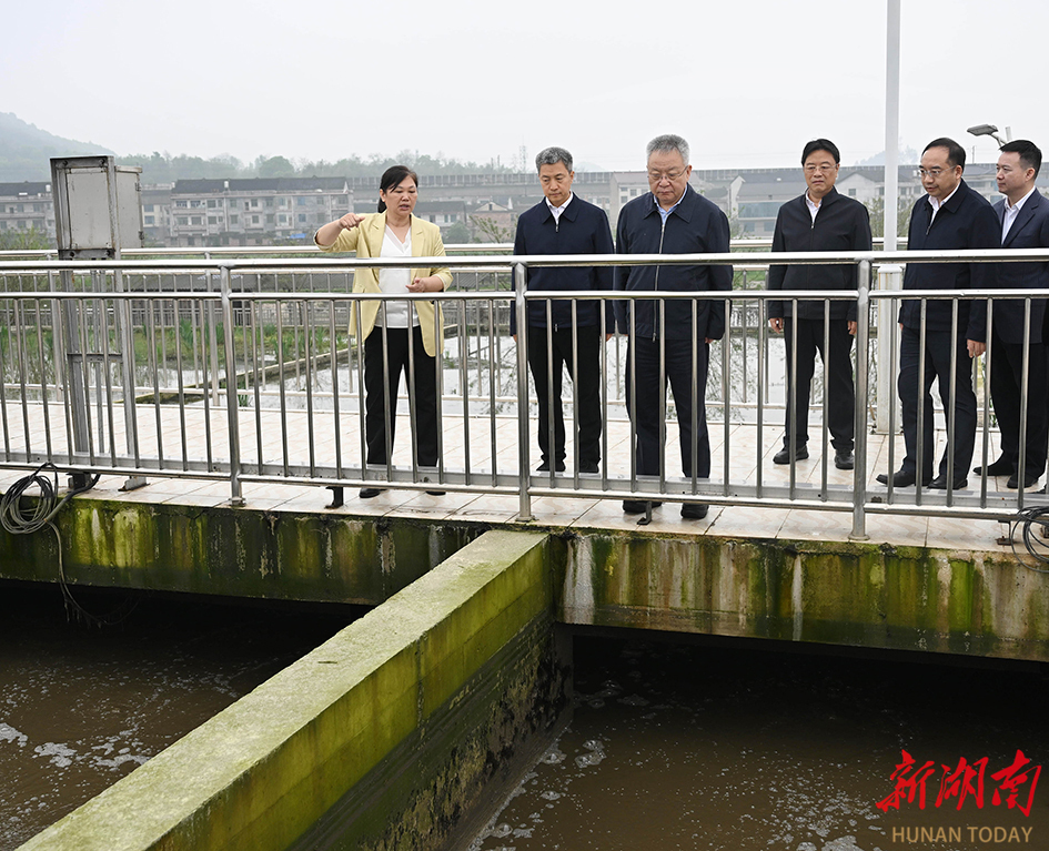 4月8日，沈晓明来到涟源市杨市镇污水处理厂调研。