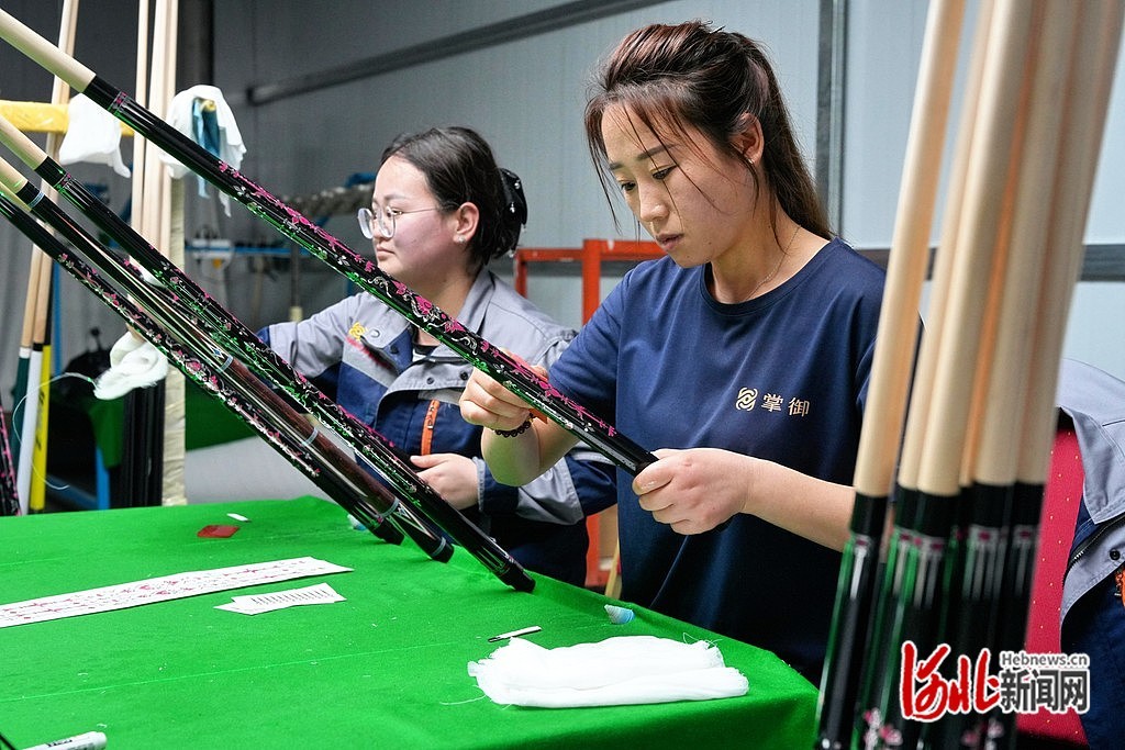 4月9日，廊坊掌御体育用品有限公司员工在印花车间工作。