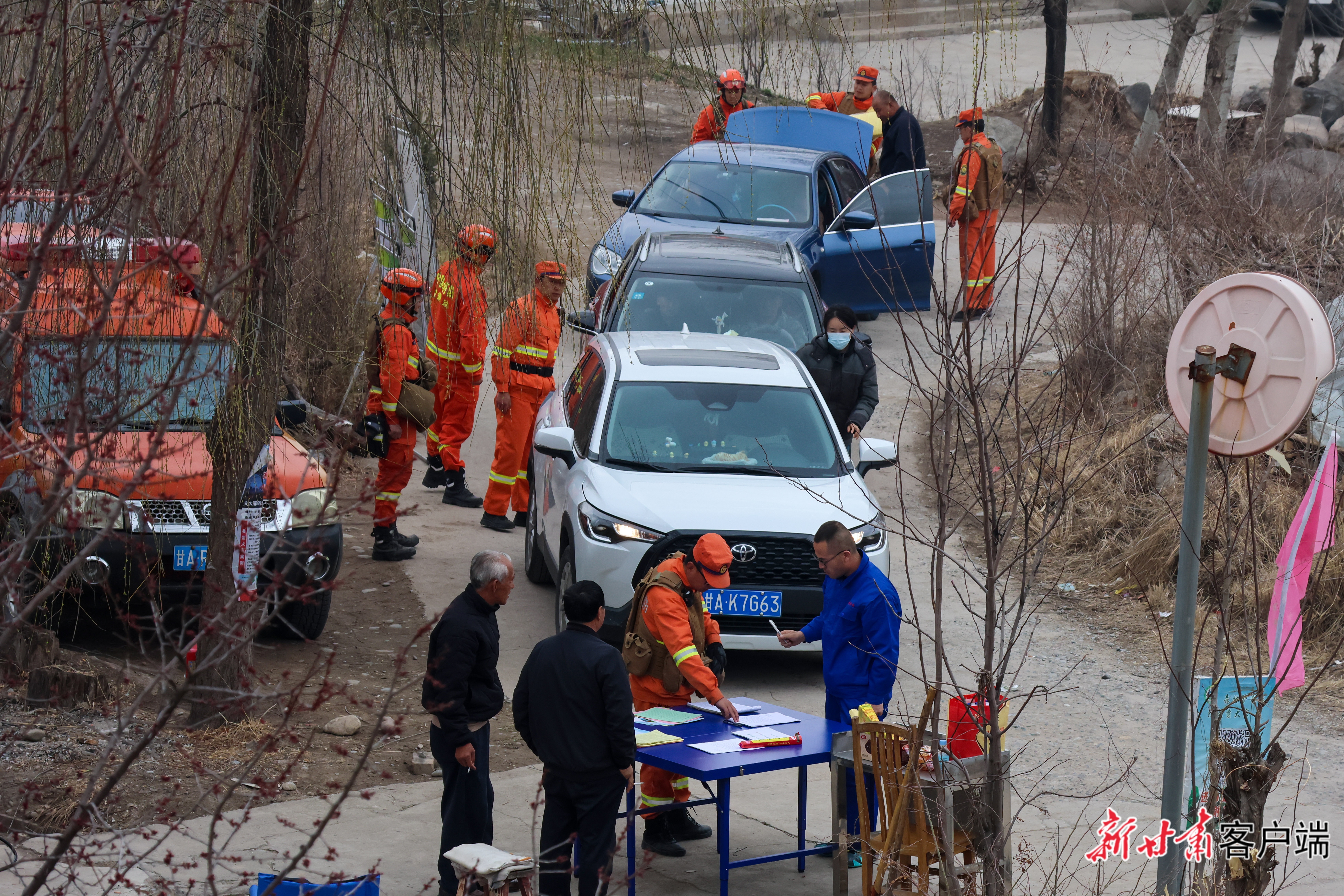 大队在进山口设卡检查过往人员和车辆