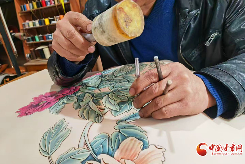 上色既要让色彩均匀渗透皮革纤维,又要避免晕染溢色、色块发灰发暗。