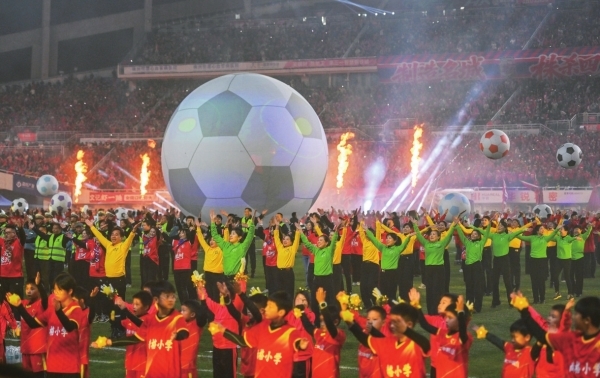 2025年12月21日晚，株洲市体育中心，湘超联赛赛前暖场的文艺节目表演瞬间点燃现场火热气氛。17周98场赛事联动2000余场文旅活动，2025湘超联赛吸引超240万人次现场观赛，带动文旅消费破136亿元，创下“体育+文旅”融合发展的新标杆。华声在线全媒体记者 郭立亮 摄