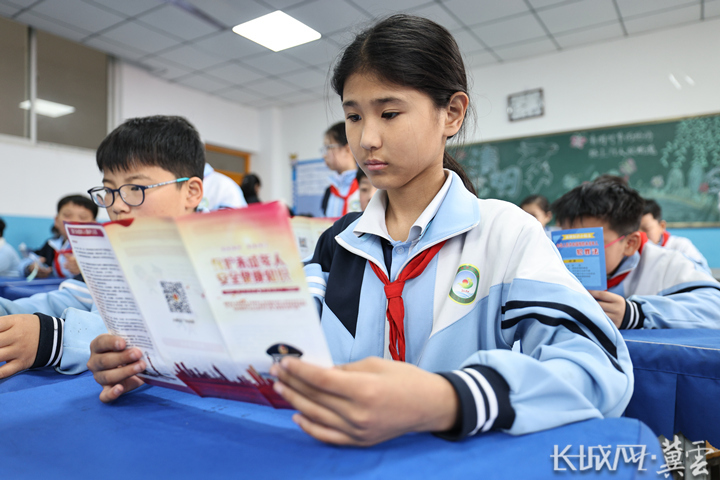 广宗县第三小学学生通过宣传手册学习国家安全知识。通讯员 王垒 供图